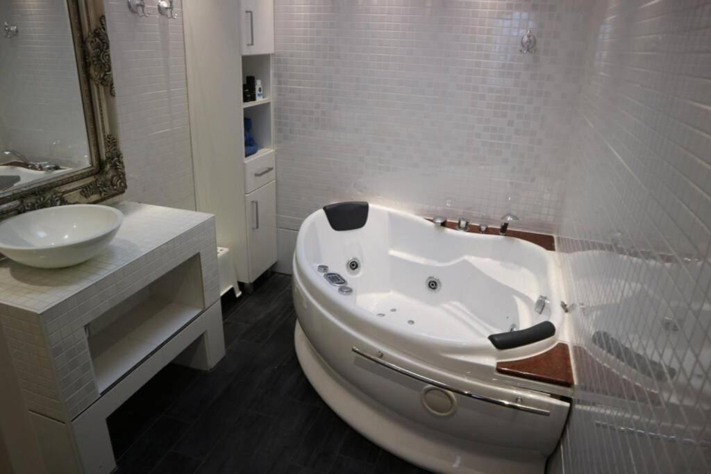 Lake House 74, Luxury Accommodation Ir Sauna Warmond エクステリア 写真